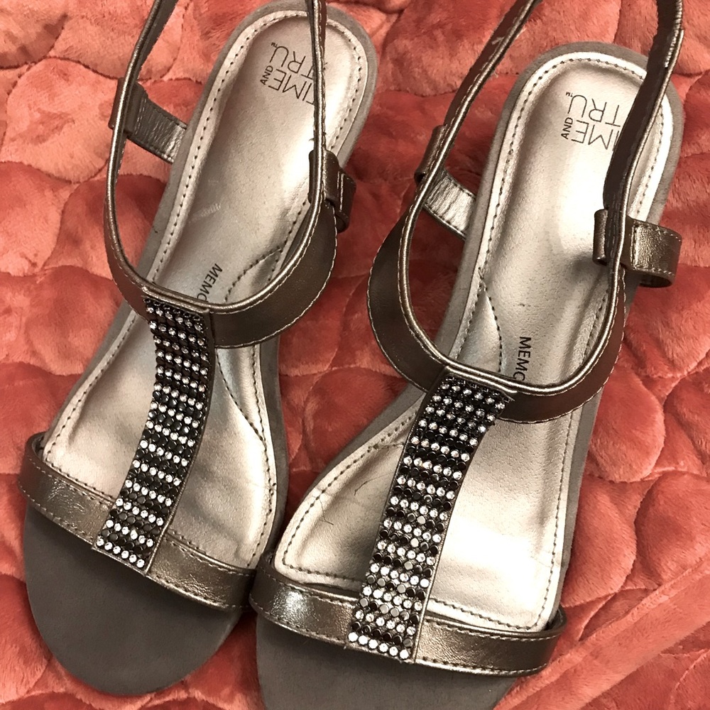 Time & true grey silver sandals size 7w.